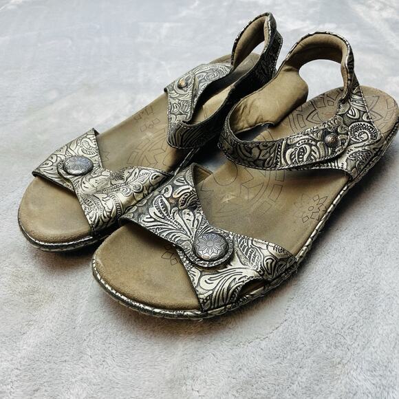 Taos Escape 2 Sandals Womens 10 Metallic Silver Floral Embossed Leather Easy On - Picture 1 of 8